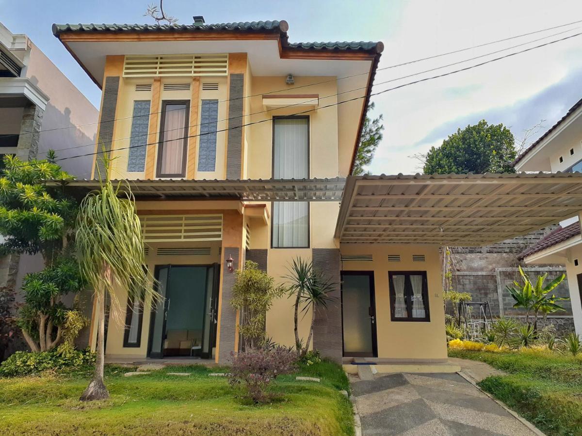 Villa 3 Bedroom Edelweis No. 7 Near Museum Angkut Batu  Exterior foto